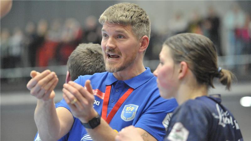 Kommunikativ: BSV-Coach Nicolaj Andersson gibt Spielmacherin Anika Hampel Anweisungen.