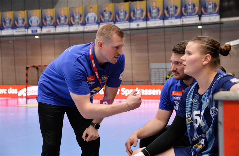100 Tage Jonas Schlender: Ein Handball-Nerd auf der BSV-Bank Kommunikativ: Laut seiner Spielerinnen tauscht sich Jonas Schlender viel mit ihnen aus.
