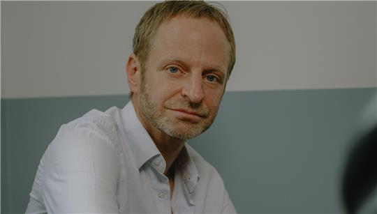 Kompass im Ratgeber-Dschungel: Tillmann Prüfer hat die Erkenntnisse aus hunderten von Studien zur Kindererziehung zusammengetragen und analysiert.