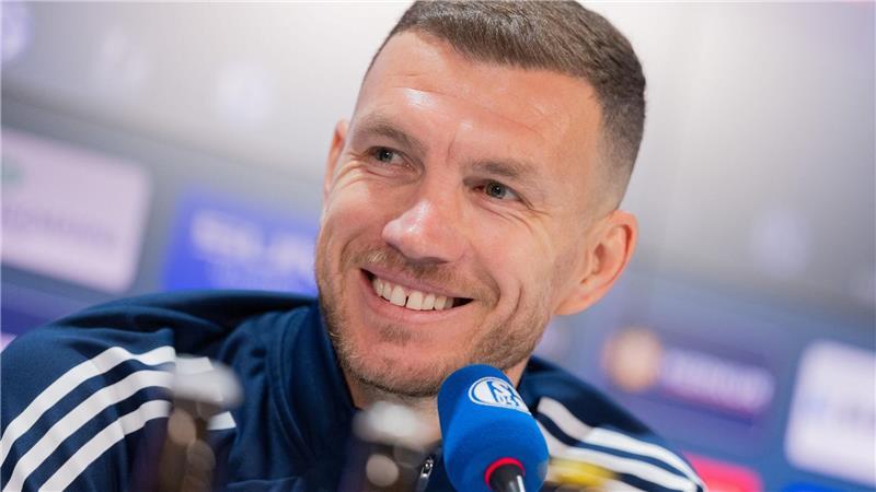 Komplett auf Deutsch beantwortete Edin Dzeko bei seiner Vorstellung alle Fragen.