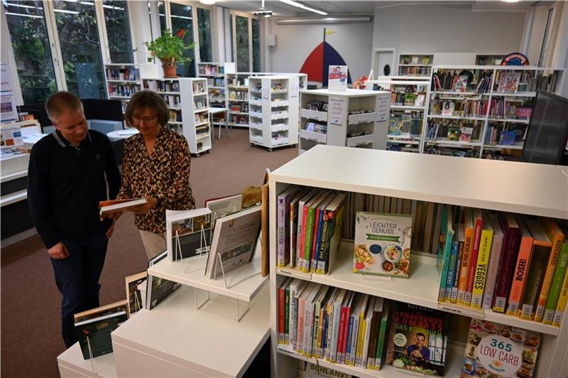 Was in der Bibliothek Steinkirchen alles neu ist Komplett neu möbliert: Verwaltungsvize Tim Siol stöbert mit Bücherei-Leiterin Petra Abel zwischen den neuen Regalen. Foto: Vasel
