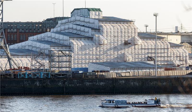 Jacht von Oligarchen-Schwester: „Dilbar“ an die Kette gelegt Komplett verhüllt liegt die Mega-Yacht "Dilbar" im Blohm+Voss Dock Elbe 17 im Hamburger Hafen. Foto: Markus Scholz/dpa