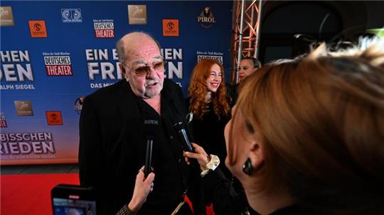 Komponist Ralph Siegel gibt ein Interview vor der München-Premiere seines Musicals „Ein bisschen Frieden“.