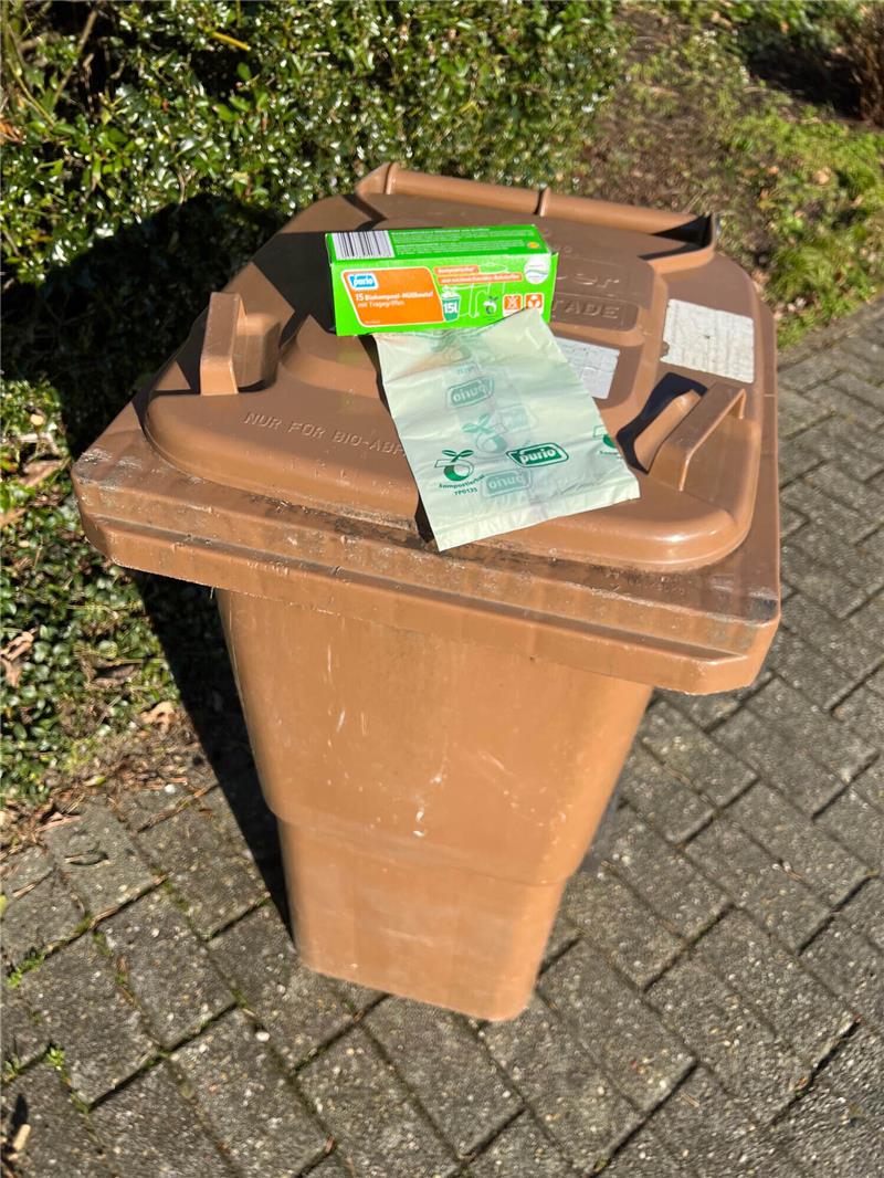 Kompostierbare Biomüllbeutel sind zwar laut Bioabfallverordnung erlaubt, doch haben dennoch einige Nachteile. Foto Landkreis Stade/Dede