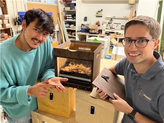 Kompostmacher für die Küche: Jonathan Trinh-Bomme und Tischlermeister Ryan Banerjea zeigen ihre Terrabox (von links). Fotos: Vasel