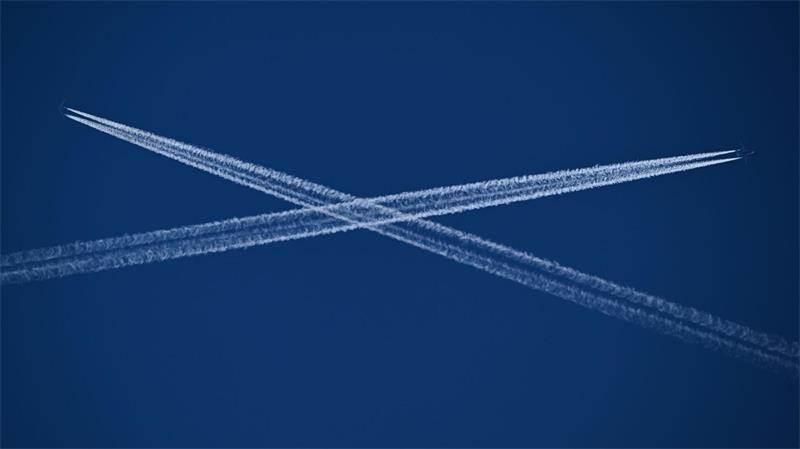 Kondensstreifen können Schleierwolken erzeugen, die zur Erderwärmung beitragen. (Symbolbild) 