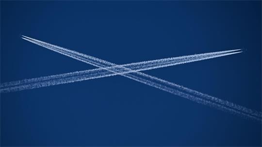 Kondensstreifen können Schleierwolken erzeugen, die zur Erderwärmung beitragen. (Symbolbild) 