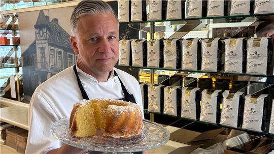 Konditormeister Thorsten Hübbe betreibt das Café Port in Buxtehude - hier mit einem Eierlikörkuchen aus eigener Herstellung.