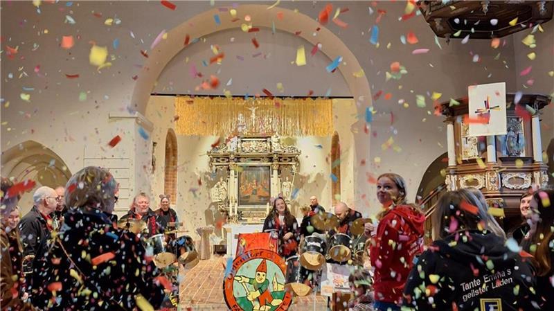 Konfettiregen in der Oldendorfer Kirche: Ein Knaller zum Faschingsauftakt Konfetti-Regen von der Empore in der Oldendorfer Kirche.