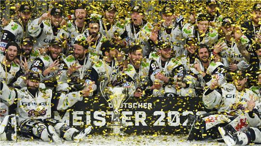 Konfetti für den Meister: Die Eisbären Berlin haben es wieder geschafft.