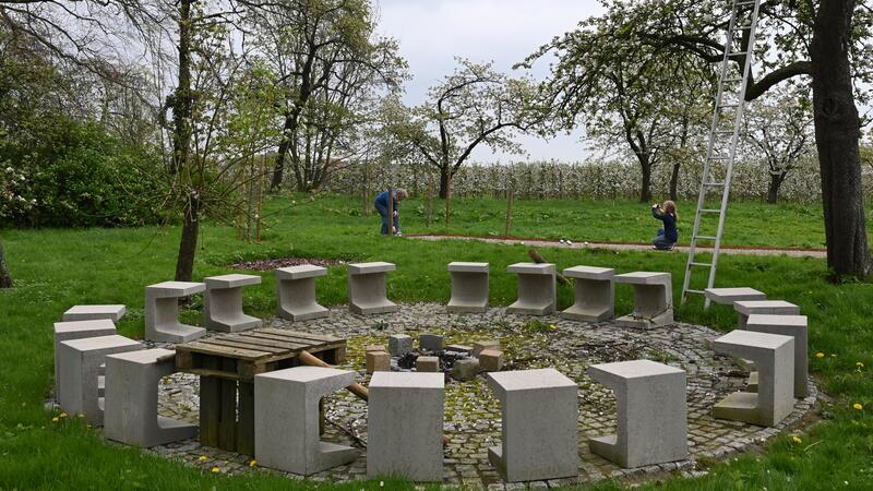 Konfirmanden und Airbus-Mitarbeiter haben auch einen Grillplatz mit Outdoor-Küche im Pfarrgarten der St.-Nikolai-Kirchengemeinde in Jork-Borstel angelegt.