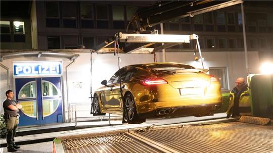 Konfisziert: ein Porsche Panamera am Haken.