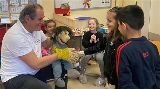 Konfliktlösung will gelernt sein: Spielerisch zeigt Jens Mollenhauer, wie das Entschuldigen und Vertragen gelingt.