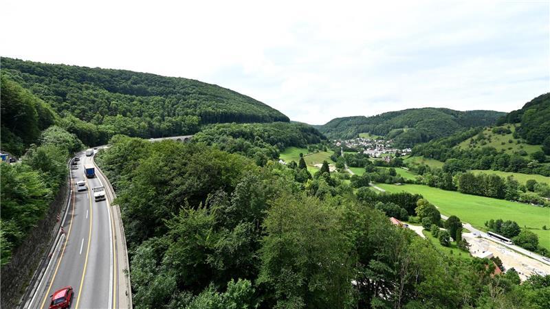 Konkret geht es laut Ministerium um 16 Bundesstraßen- und 7 Autobahn-Neubauprojekte in 12 Bundesländern - zum Beispiel um Lückenschlüsse oder Ortsumgehungen. (Archivbild)