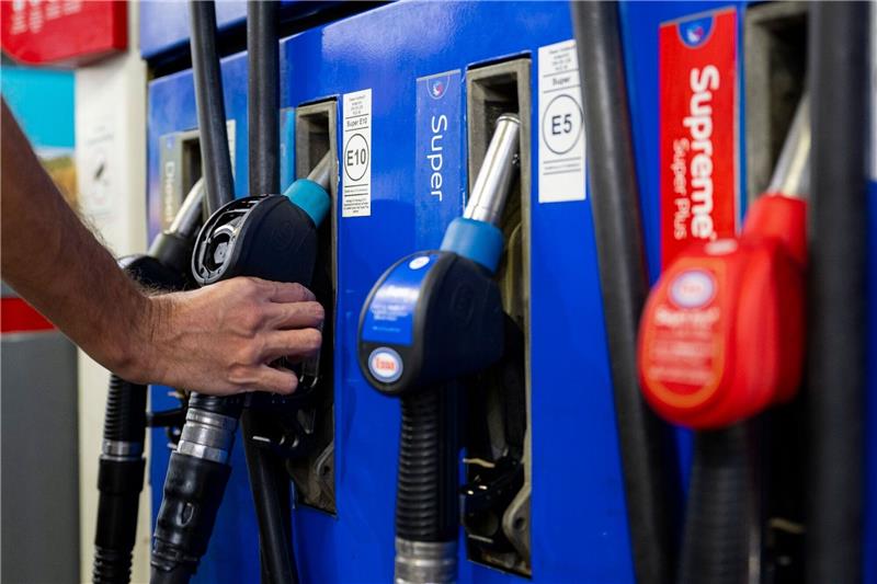 Diesel- und Heizölpreise auf niedrigstem Stand seit Monaten Konkret kostete ein Liter Diesel am Sonntag im bundesweiten Tagesdurchschnitt 1,986 Euro. Foto: dpa