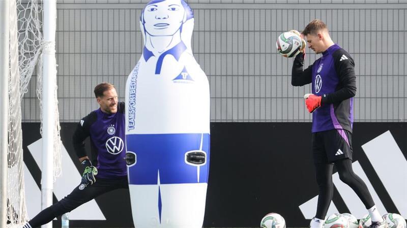 Konkurrenten als Ter-Stegen-Platzhalter: Hoffenheims Oliver Baumann (l) und Stuttgarts Torwart Alexander Nübel.