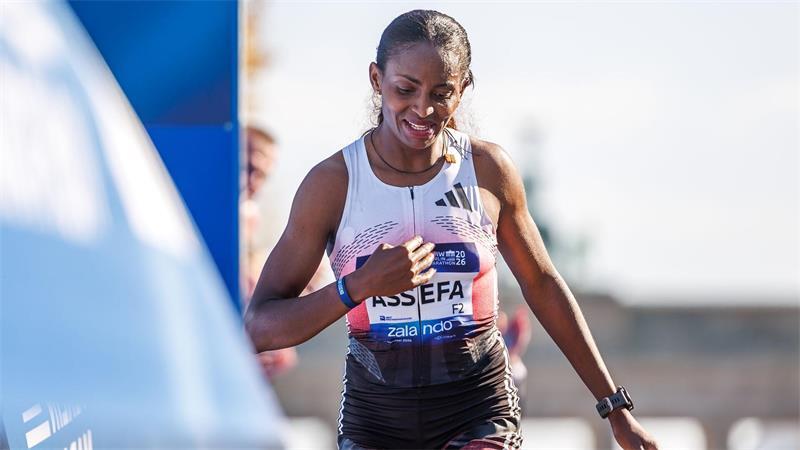 „Bitter“: Marathon-Drama in Berlin um Äthiopierin Assefa Konnte ihre Schmerzen nicht verbergen: Tigst Assefa.