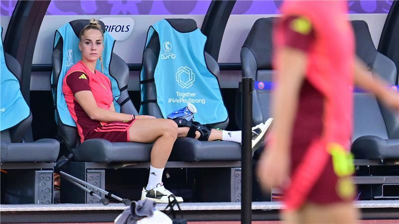 „Liegen am Boden“: DFB-Frauen von Schweden vorgeführt Konnte ihrem Team kein Glück bringen: die verletzte Kapitänin Giulia Gwinn.