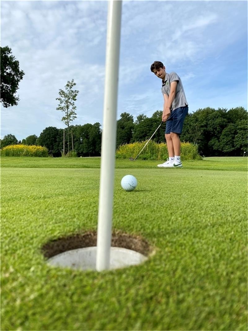 Konrad Feth hat als Achtjähriger mit Golf angefangen und schnell Fortschritte gemacht. Fotos: Scholz