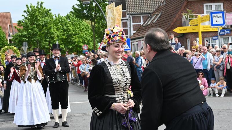 Plattdeutsch und Lehramt: Das ist die neue Altländer Blütenkönigin Linn Schuback Konrad Hofer macht der Altländer Blütenkönigin von 2005/2006, Anna Krüger, einen Antrag auf dem Kreisel beim Blütencorso.