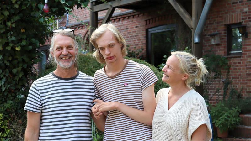 Theo liebt den Trubel, doch seine Eltern sind erschöpft Konrad Lange und Cordula Jäger und mit ihrem Sohn Theo – zwischen Werkstatt, Tieren und dem Trubel des Hofalltags fühlt er sich wohl.