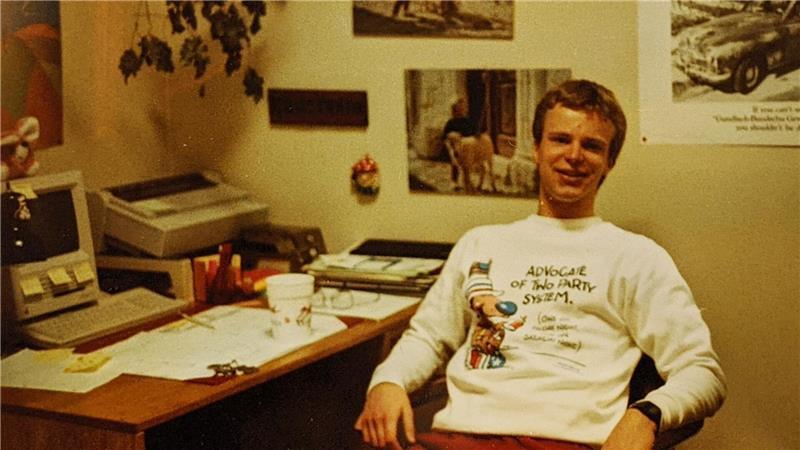 Konstantin Guericke in jungen Jahren: Schon immer hat er sich für Technologie und insbesondere für Software interessiert. Hier sitzt er in seinem Zimmer im Wohnheim in Stanford. 1986 ging er von Zeven in die USA.