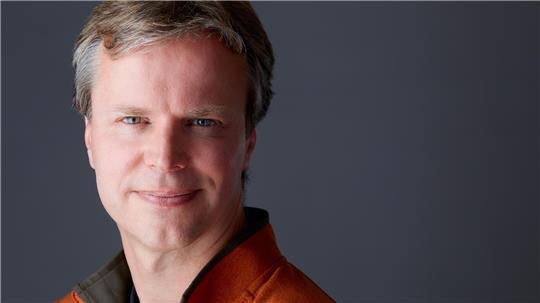 Konstantin Guericke lebt heutzutage in den USA. Dort hat er bereits in den 80er Jahren KI studiert und sich schon immer fürs Internet und neue Technologien interessiert. Zweimal im Jahr besucht er seine Heimat Zeven.