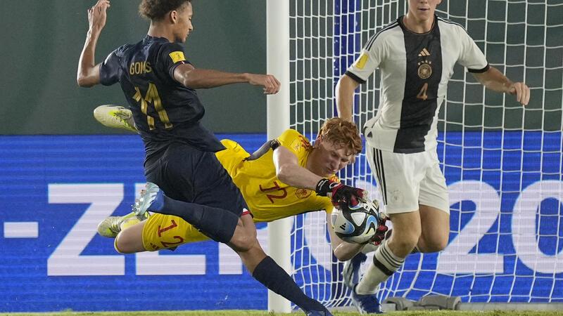 Konstantin Heide häöt einen Ball vor Tidiam Gomiss