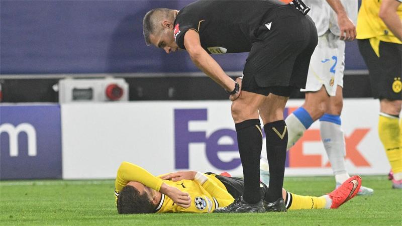 Konstantinos Karetsas (l) musste gegen Villarreal früh ausgewechselt werden.
