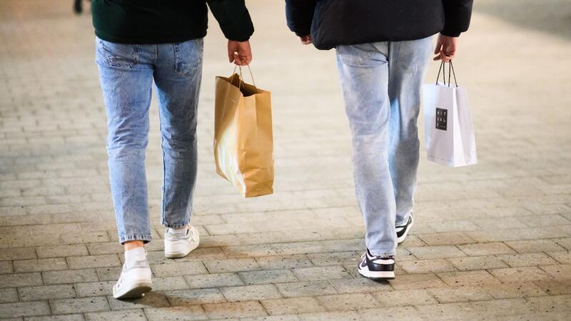 Wirtschaftsforscher senken Wachstumsprognosen Konsum-Zurückhaltung, hohe Zinsen und Preissteigerungen tragen laut Ifo-Institut zur schwachen Konjunktur in Deutschland bei.