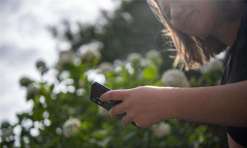 Kontakte sind schnell geknüpft, wer aber über das Online-Dating eine ernsthafte und stabile Beziehung sucht, sollte mit ein bis drei Jahren rechnen. Foto: Bernd Diekjobst/dpa-tmn