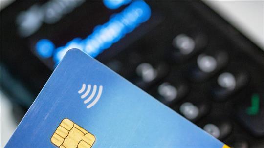 Kontaktloses Zahlen: NFC-Chips in Karten und Geräten ermöglichen schnelle Transaktionen.