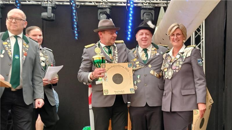 Kontrahenten im Wettkampf, aber trotzdem Freunde: neuer Stadtschützenkönig René Friedrich, Hagens Schützenkönig Heiko Reinboth und Bützfleths Königin Daniela Schilling.