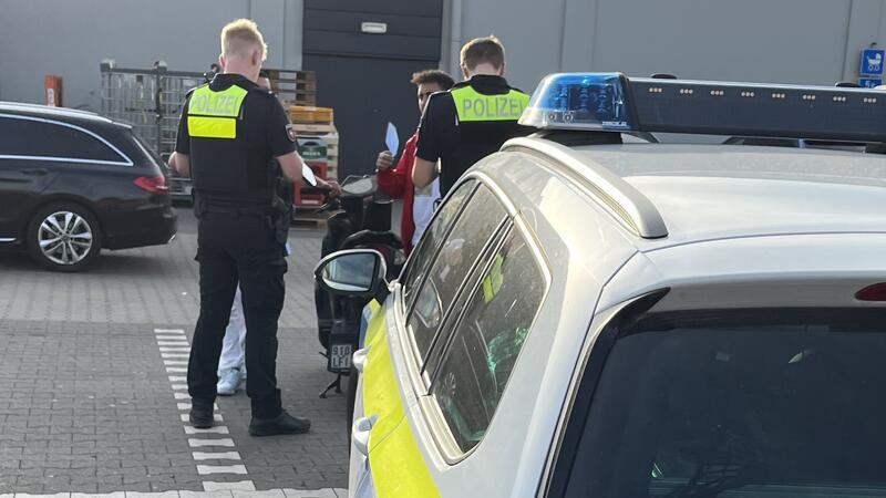 Kontrolle mit Folgen: Der Fahrer hatte keinen Führerschein und keinen Versicherungsschutz für den Motorroller.