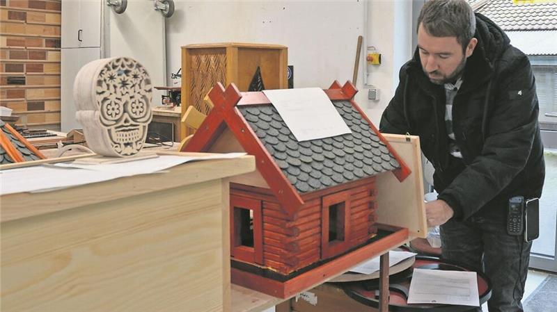 Mörder, Räuber und Diebe auf Entzug: Besuch im Maßregelvollzug Brauel Kontrolle muss sein: Die Patienten bauen während ihrer Therapie Holzbauwerke wie Vogelfutterstellen oder Igelhäuser. Matthias Brandt muss die Werke auf Sicherheit kontrollieren.