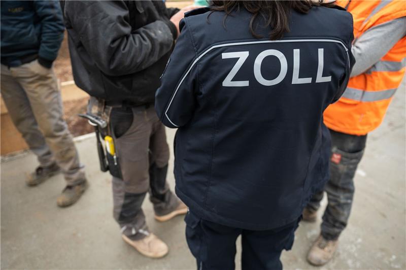 Darum sind heute so viele Zollbeamte unterwegs Kontrolliert wird etwa, ob sozialversicherungsrechtliche Pflichten eingehalten werden, unrechtmäßig Sozialleistungen bezogen oder Ausländer illegal beschäftigt werden.