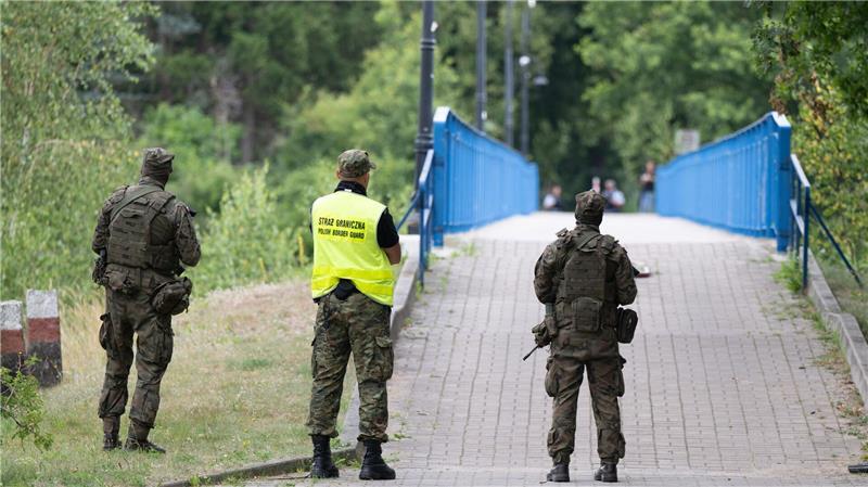 Polen und Deutsche kontrollieren Reisende an der Grenze Kontrolliert wird nicht nur an den Hauptverkehrswegen.