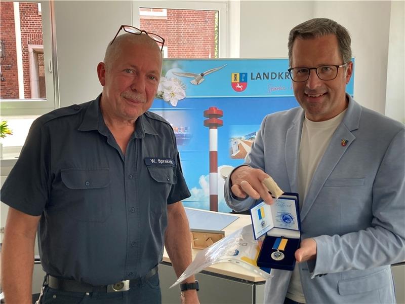 Konvoi-Leiter Wilfried Sprekels hat etwas mitgebracht: Eine Medaille als Dank für die Hilfe aus dem Landkreis Stade. Foto: Richter