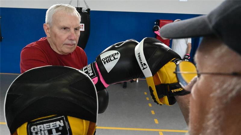 Wie Boxen bei Parkinson hilft: „Ein blaues Auge hatte noch keiner“ Konzentration im Kraftwerk: Wilhelm schlägt auf eine Pratze.