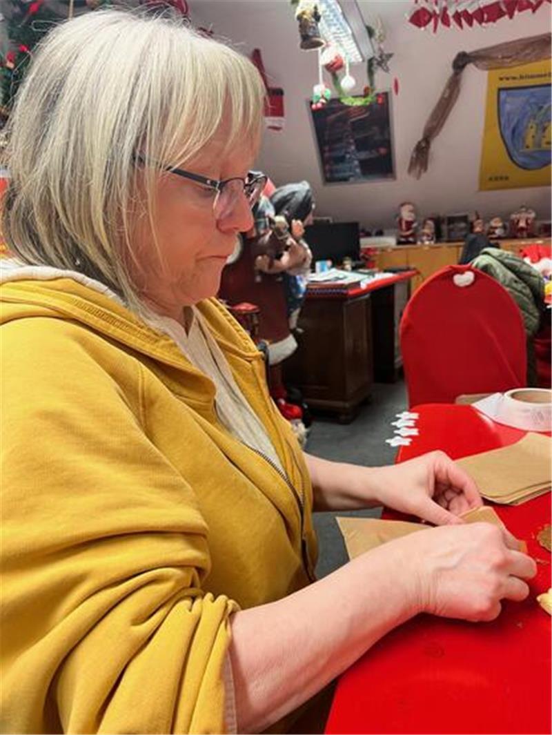 Konzentriert bei der Arbeit: Doris Hagenah wird während des Marktes peu à peu weitere Tütchen für die Kinder packen.