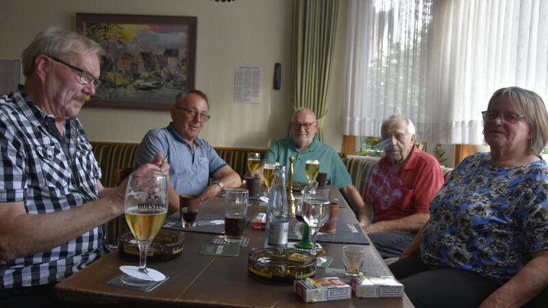 Konzentrierte Knobbler: Margret, Georg, Wolfgang, Cord und Eckard treffen sich regelmäßig bei Holst.