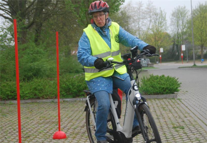 Konzentriertes Kurventraining: Martina Claudé beim Pedelec-Kurs der Verkehrswacht Buxtehude.