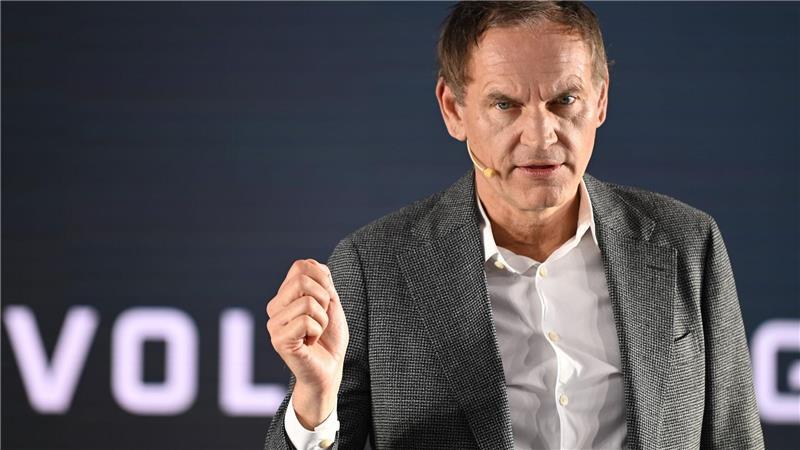 VW-Gewinn bricht ein - Rüstung und China-Autos sollen helfen Konzernchef Blume sieht auch in der Rüstungsproduktion Chancen für VW.