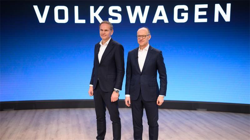 Konzernchef Oliver Blume (l.) präsentiert zusammen mit seinem Finanzvorstand Arno Antlitz die Zahlen fürs erste Halbjahr. (Archivfoto)