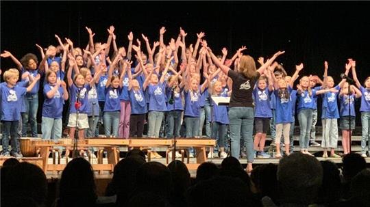 Konzert im Königsmarcksaal: Der Chor der Pestalozzi-Grundschule singt im Stader Rathaus.