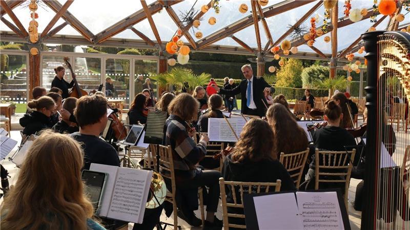 Deshalb ist das Jugend-Sinfonie-Orchester ein Botschafter für Buxtehude Konzert vor der Kulisse von Hogwarts: 2024 war der Buxtehuder Musiknachwuchs zu Gast im englischen Alnwick, wo Szenen für die Filmreihe zu Harrry Potter gedreht wurden.