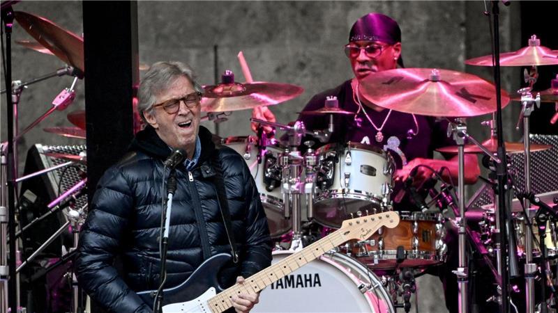 Streitbare Gitarrenlegende: Eric Clapton wird 80 Konzerte sind sein Lebenselixier: Eric Clapton bei einem Konzert auf der Berliner Waldbühne. (Archivbild)