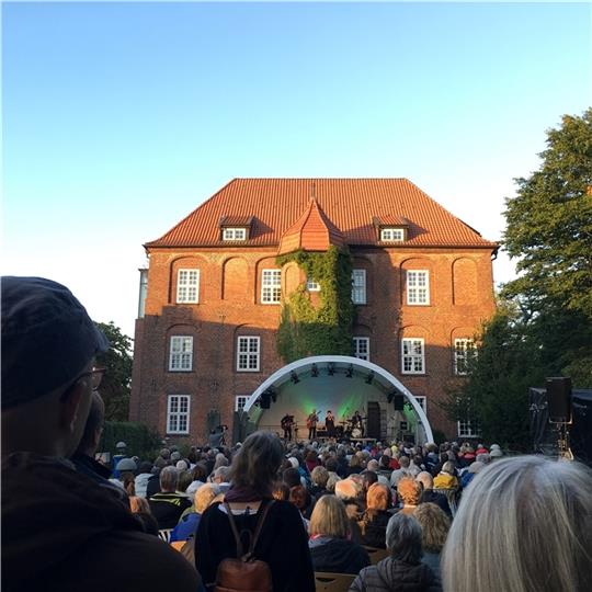 Konzerte vor sommerlicher Schlosskulisse in Agathenburg. Foto: Rieke Buning