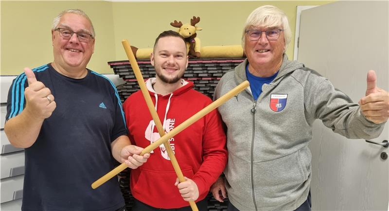 Rheuma-Liga und TVG Drochtersen kooperieren beim Gesundheitssport Kooperation beim Gesundheitssport: Uwe Kowald, Vereinstrainer Tobias Stein und TVG-Vorsitzender Dirk Ludewig (von links).