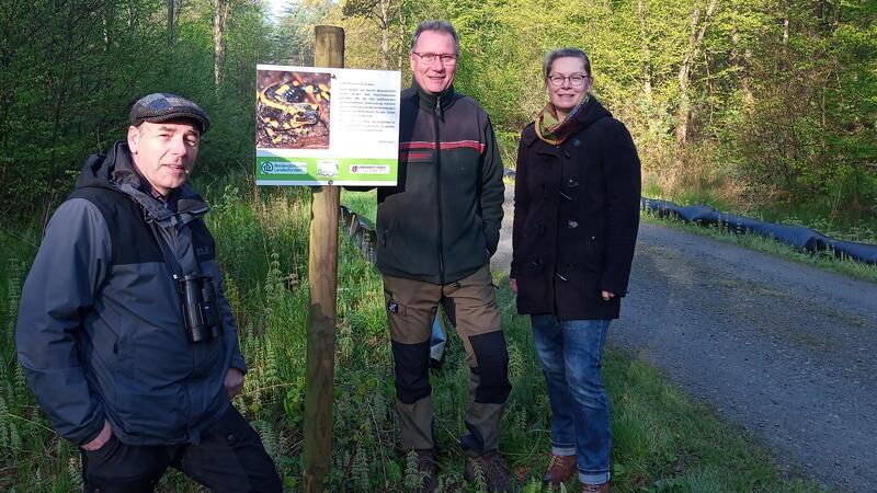 Kooperationspartner vor dem mobilen Amphibienzaun: Dr. Uwe Andreas, Arne Riedel, und Sarina Pils (v.l.).